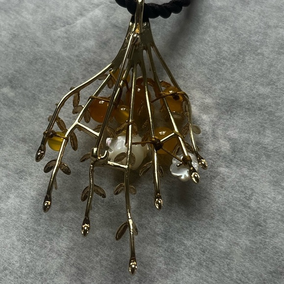 NWOT Golden Leaf Necklace - Picture 3 of 4
